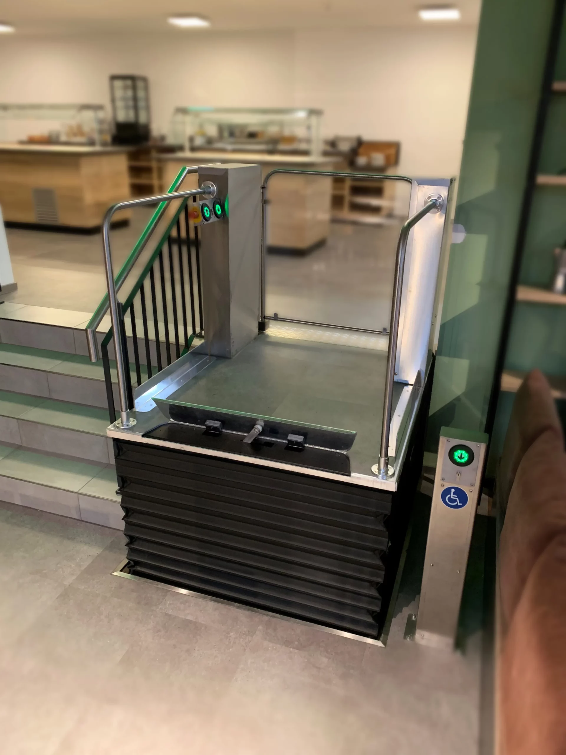 Hublift neben einer Treppe in einem Büro. Hamburg Lifte bietet qualitativ hochwertige Hublifte und ehrliche Beratung.